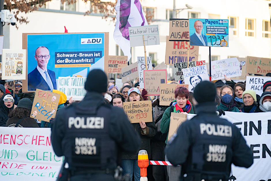 Hunderttausende protestierten am Wochenende aus Sorge vor einer Zusammenarbeit der Union mit der AfD, doch es bleibt unklar, wer von der gemeinsamen Abstimmung profitiert und wem sie am meisten schadet.