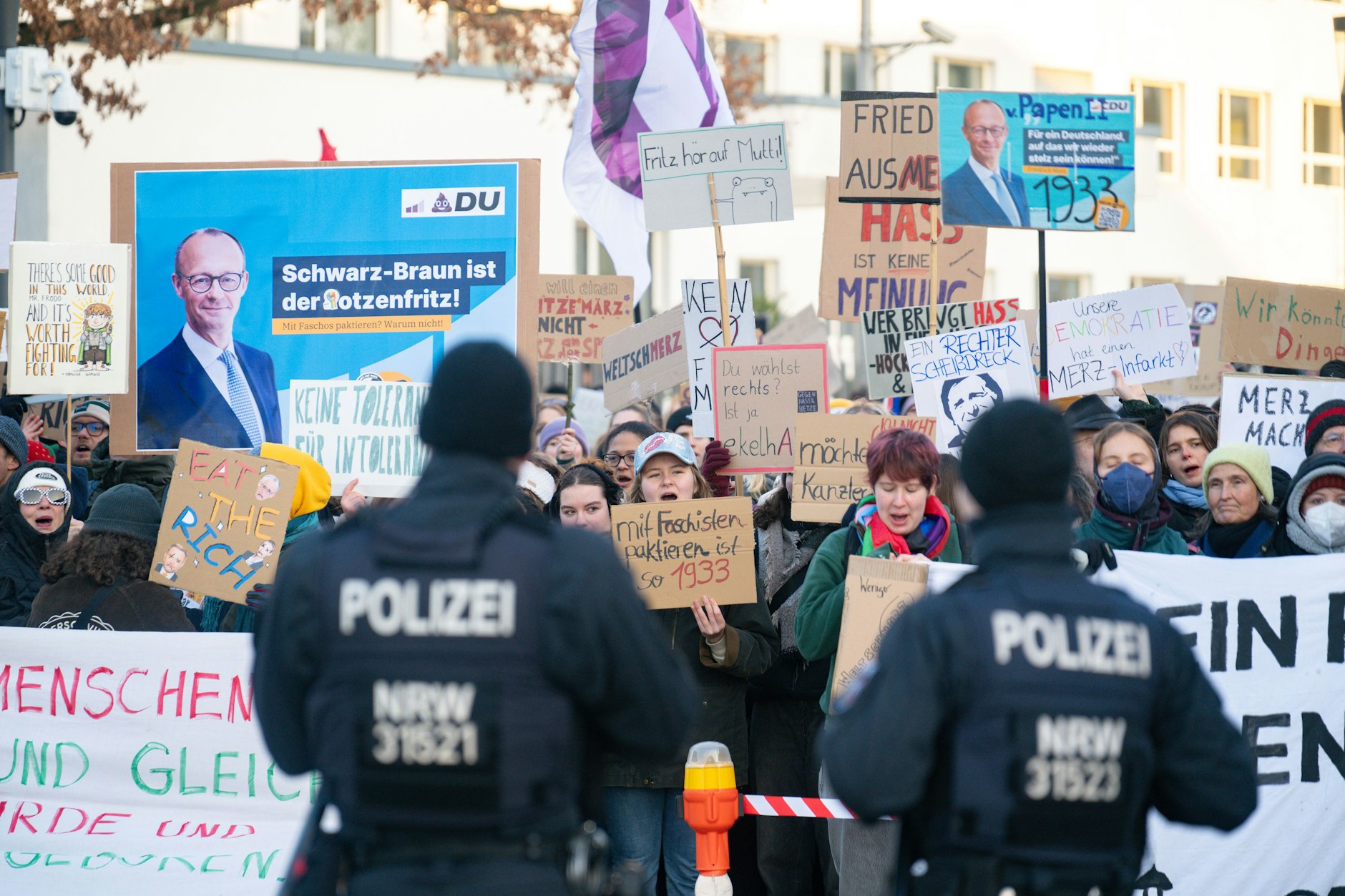 Hunderttausende protestierten am Wochenende aus Sorge vor einer Zusammenarbeit der Union mit der AfD, doch es bleibt unklar, wer von der gemeinsamen Abstimmung profitiert und wem sie am meisten schadet.