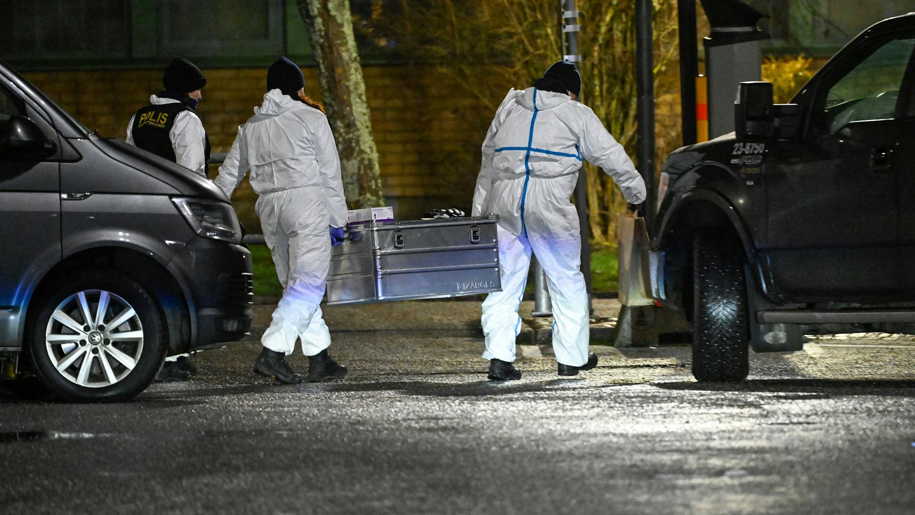 Örebro: Einsatzkräfte der Polizei arbeiten am Tatort an der Risbergska-Schule.