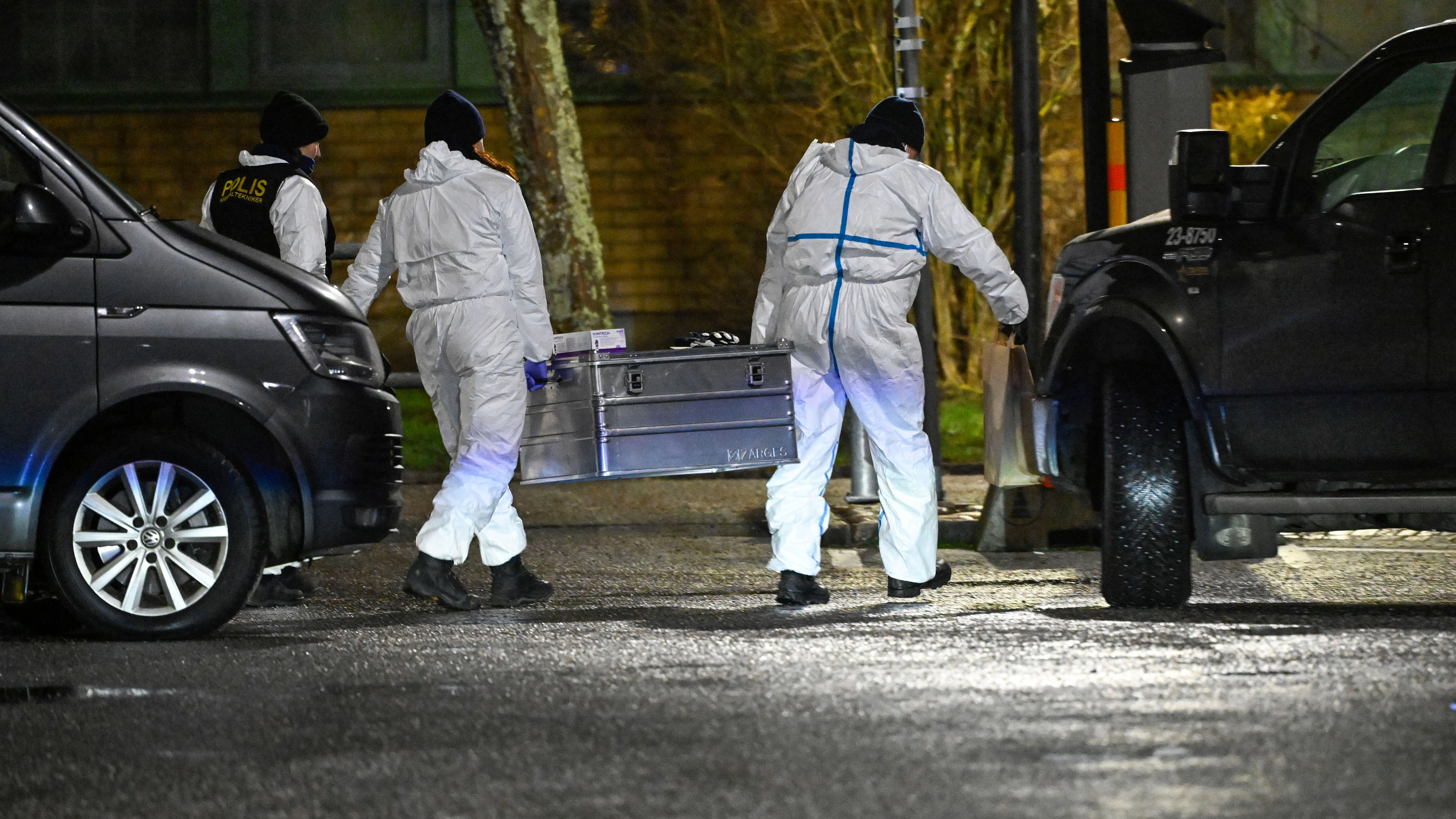 Örebro: Einsatzkräfte der Polizei arbeiten am Tatort an der Risbergska-Schule. 