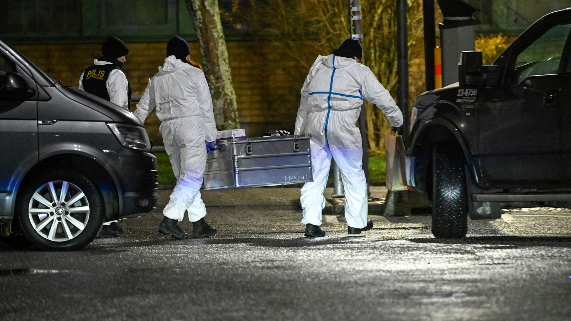 Örebro: Einsatzkräfte der Polizei arbeiten am Tatort an der Risbergska-Schule. 