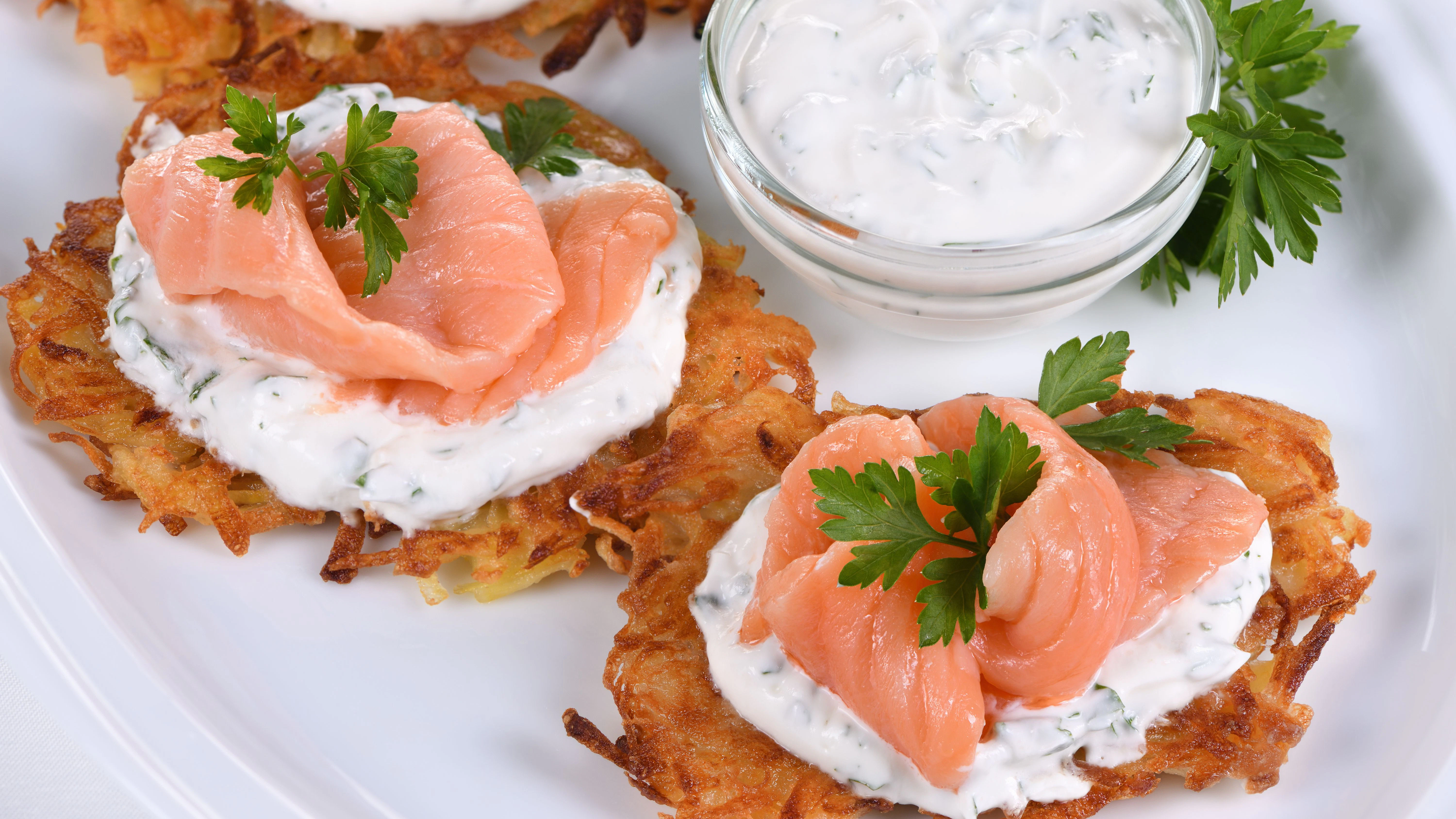 Die feine Variante der Kartoffelpuffer –mit Lachs und Sour Cream.