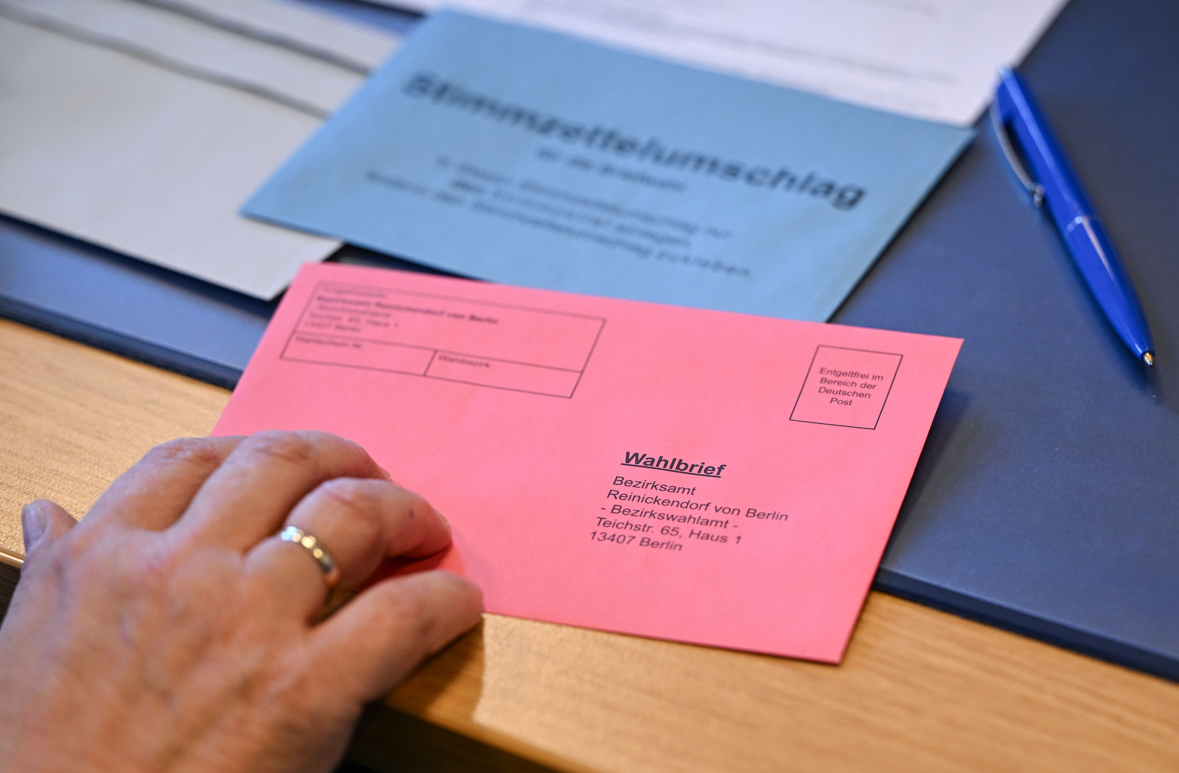 Bundestagswahl 2025 in Berlin: Briefwahlstellen bieten Alternative zum Postversand
