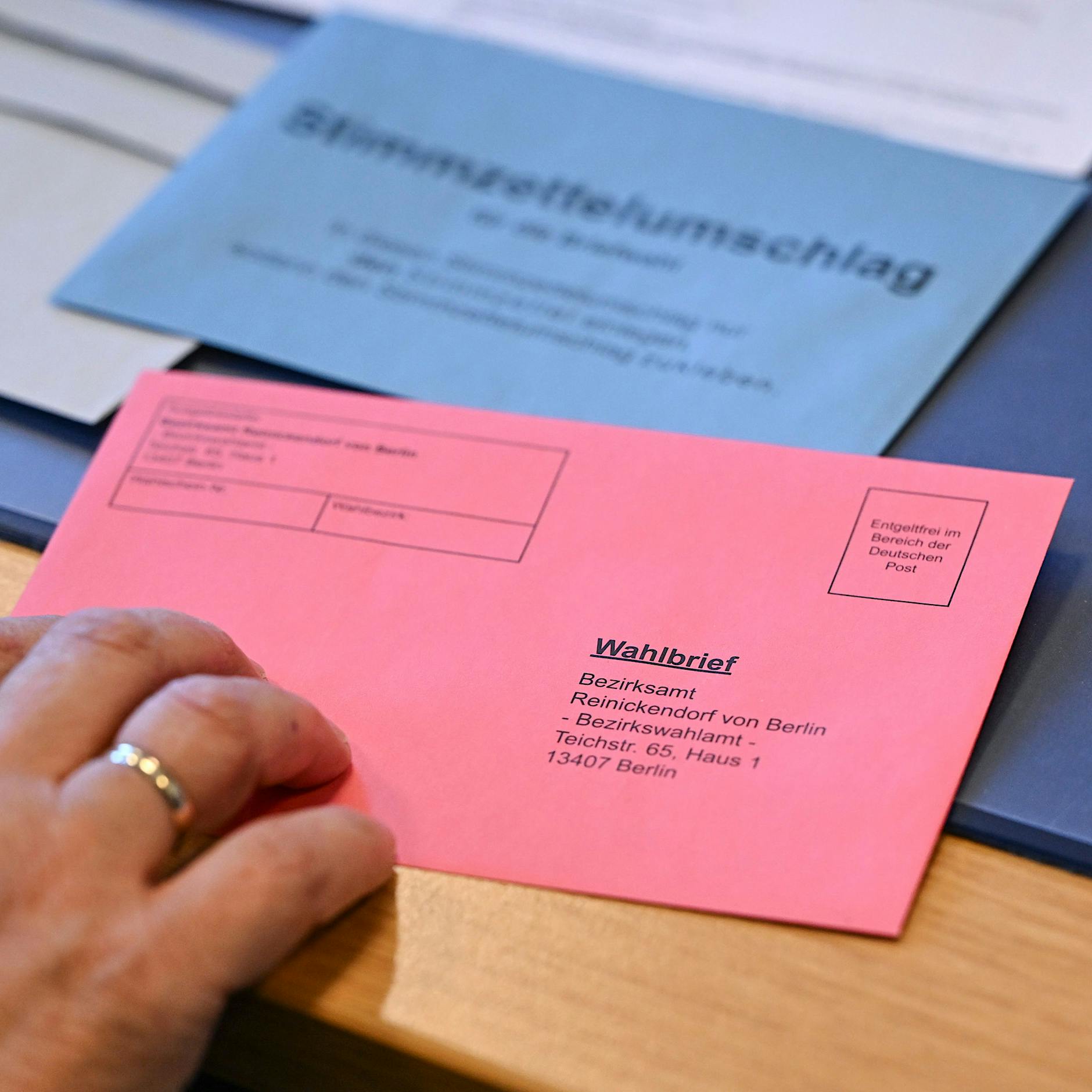 Bundestagswahl 2025 in Berlin: Briefwahlstellen bieten Alternative zum Postversand