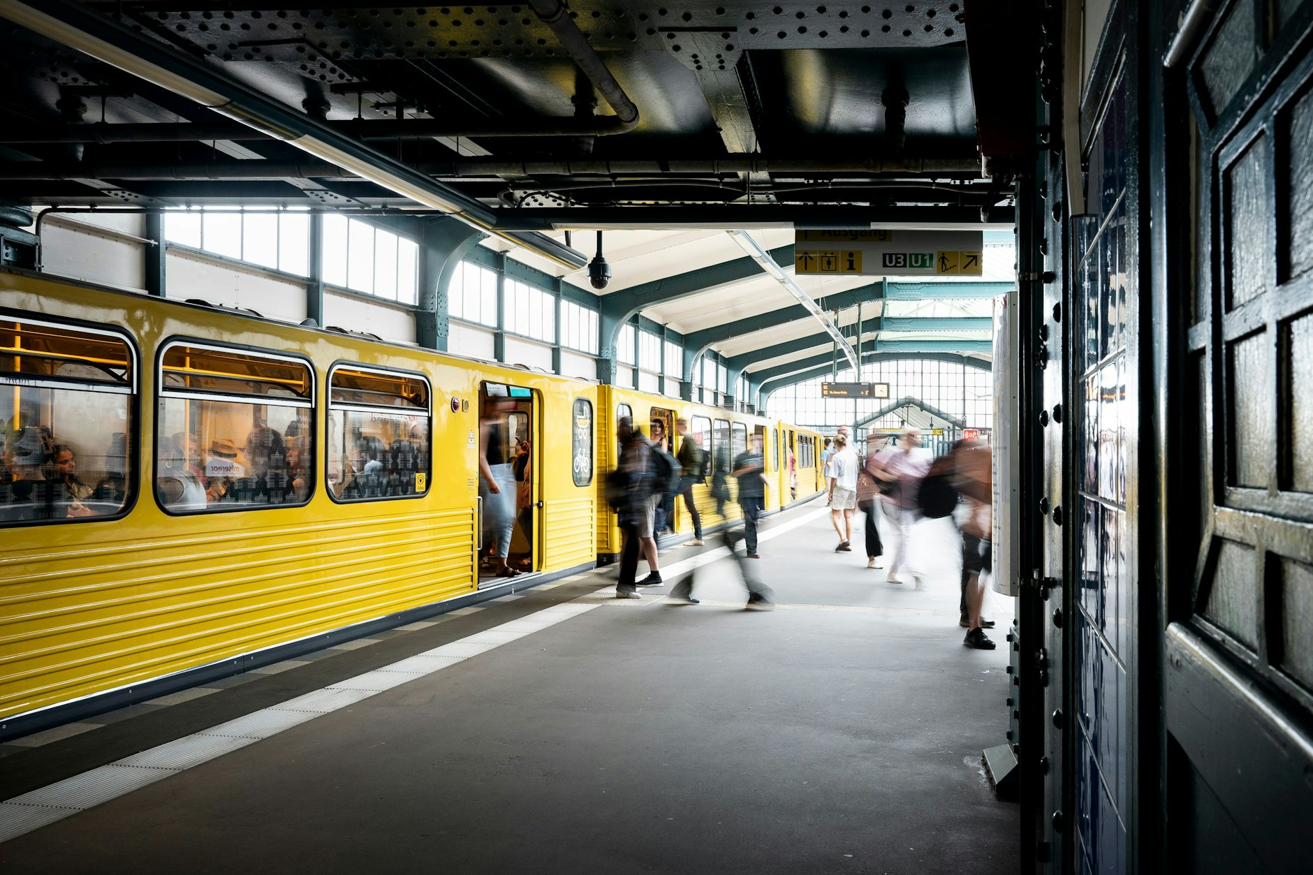 Eine U-Bahn hält am Gleisdreieck in Kreuzberg. Mit mehr als einer halben Milliarde Fahrgästen pro Jahr ist die U-Bahn das wichtigste Nahverkehrsmittel in Berlin – noch vor der S-Bahn.
