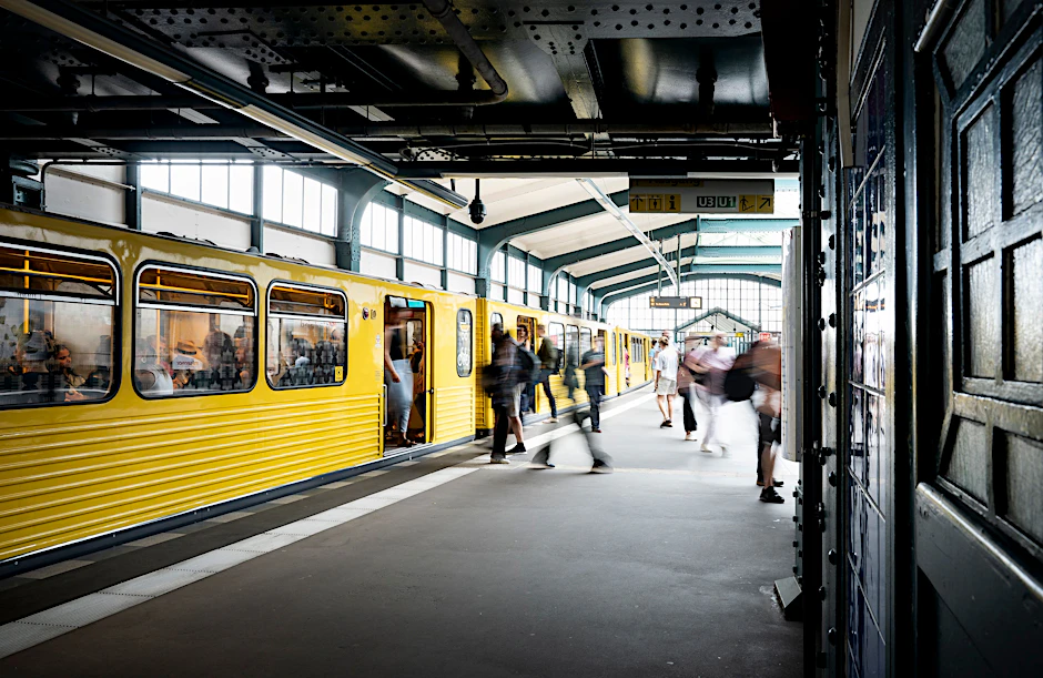 Eine U-Bahn hält am Gleisdreieck in Kreuzberg. Mit mehr als einer halben Milliarde Fahrgästen pro Jahr ist die U-Bahn das wichtigste Nahverkehrsmittel in Berlin – noch vor der S-Bahn.