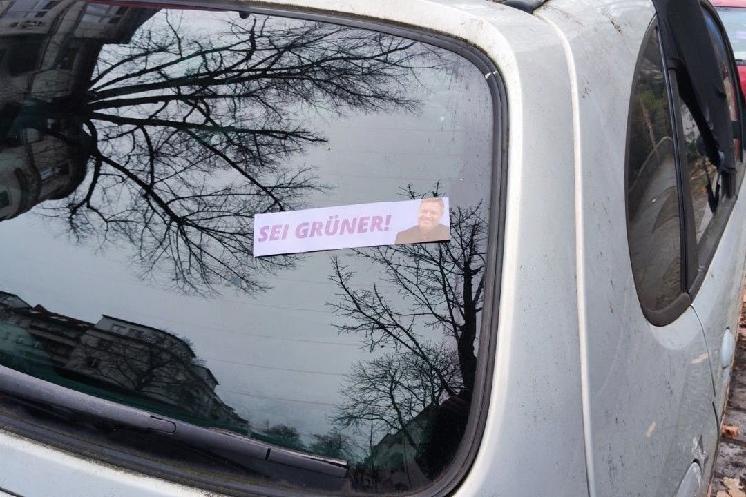 Die Sticker mit Robert Habecks Konterfei landeten auf zahlreichen Autos.