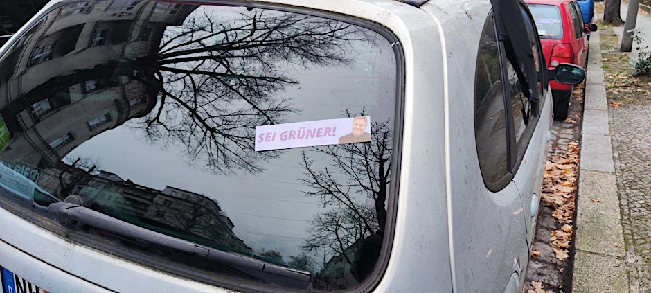 Die Sticker mit Robert Habecks Konterfei landeten auf zahlreichen Autos.