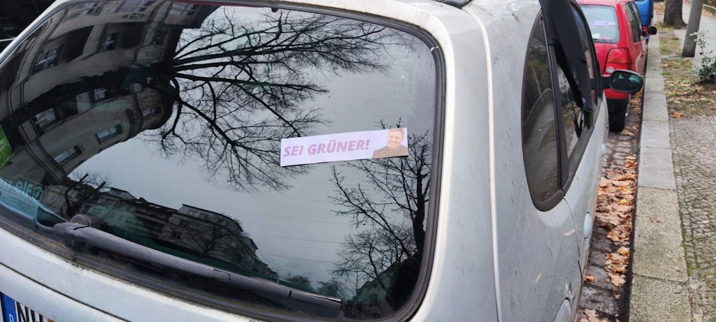 Dutzende Autos in Berlin mit „Sei Grüner“-Stickern beklebt: Führt eine Spur nach Russland?