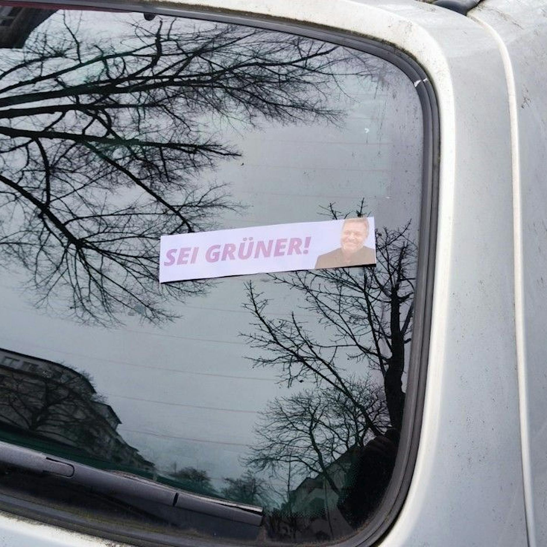 Autos in Berlin mit Habeck-Stickern und Bauschaum beschädigt: Sabotage aus Russland?