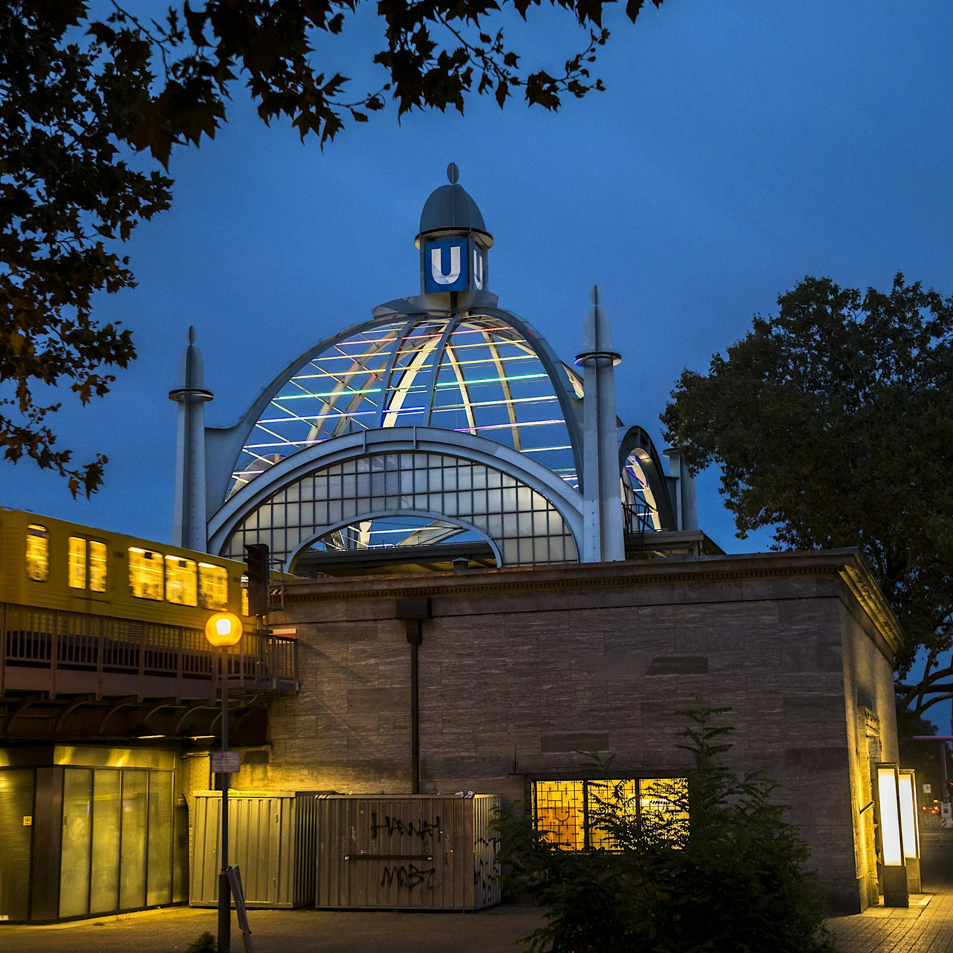 U-Bahnhof Nollendorfplatz in Schöneberg: Mann bedroht Menschen mit Messer – Festnahme
