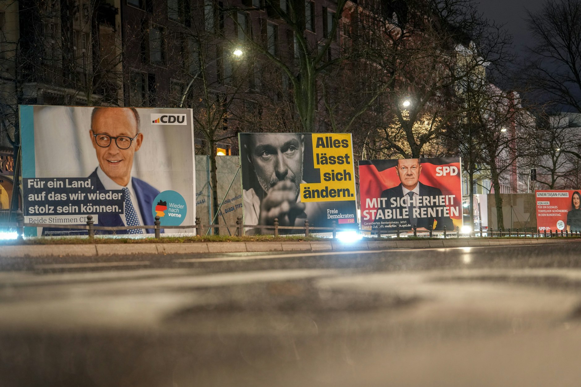 Wahlplakate zeigen den CDU-Vorsitzenden und Kanzlerkandidaten der Unions-Bundestagsfraktion, Merz, den FDP-Vorsitzenden Lindner und den Bundeskanzler und Spitzenkandidaten der SPD, Scholz.