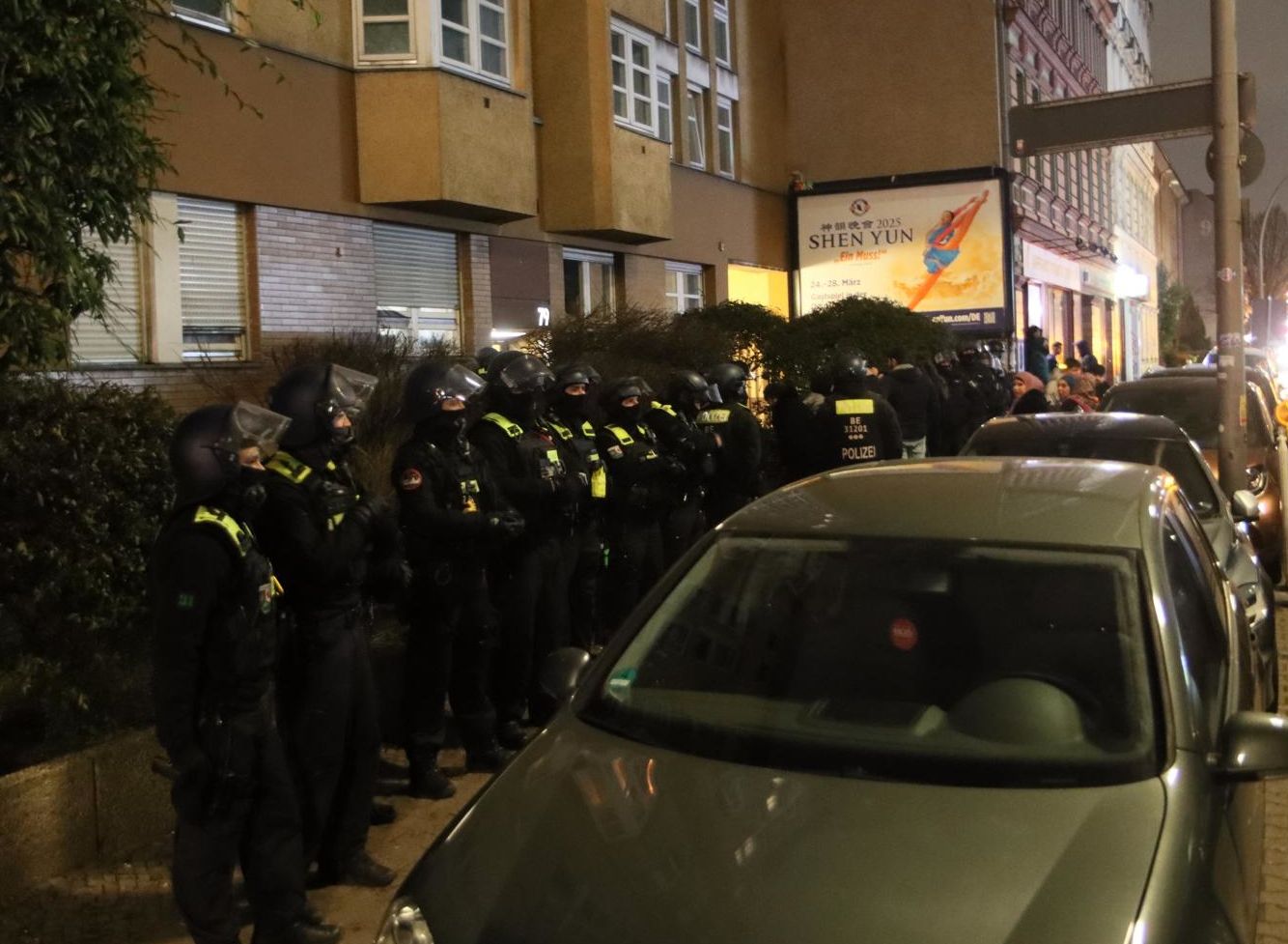 Leblose Frau aufgefunden – Rettungsdienst braucht Polizeischutz