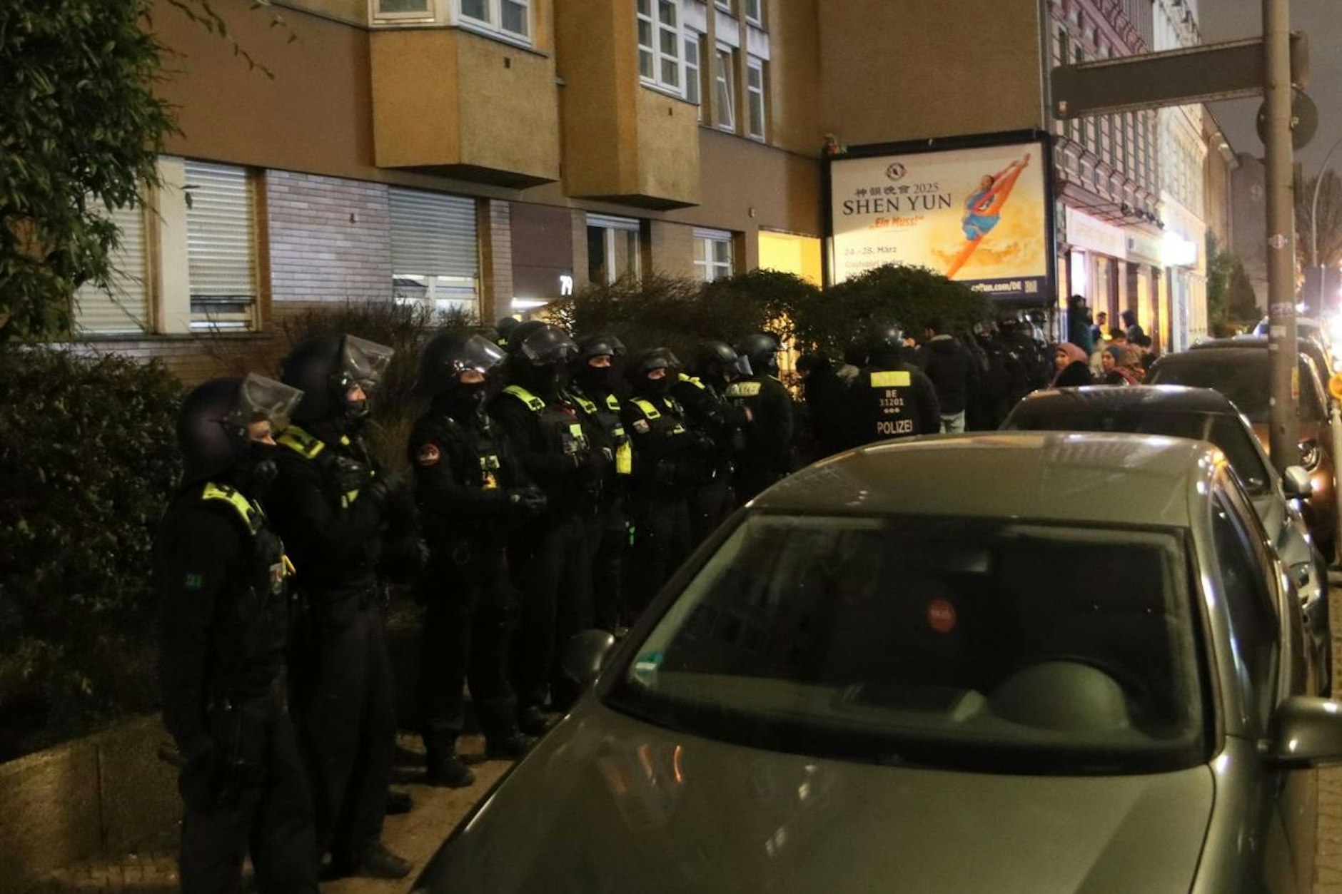Polizei vor dem Haus in der Silbersteinstraße in Neukölln.