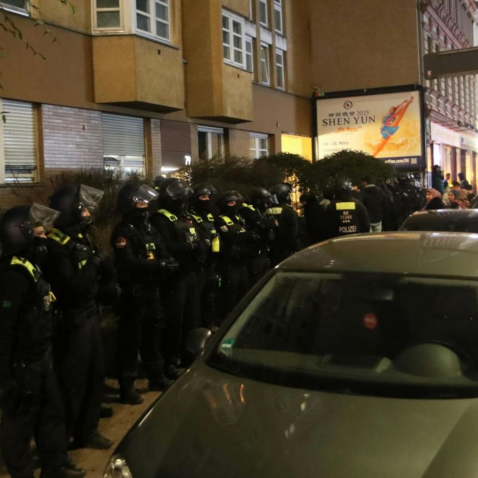 Leblose Frau aufgefunden – Rettungsdienst braucht Polizeischutz