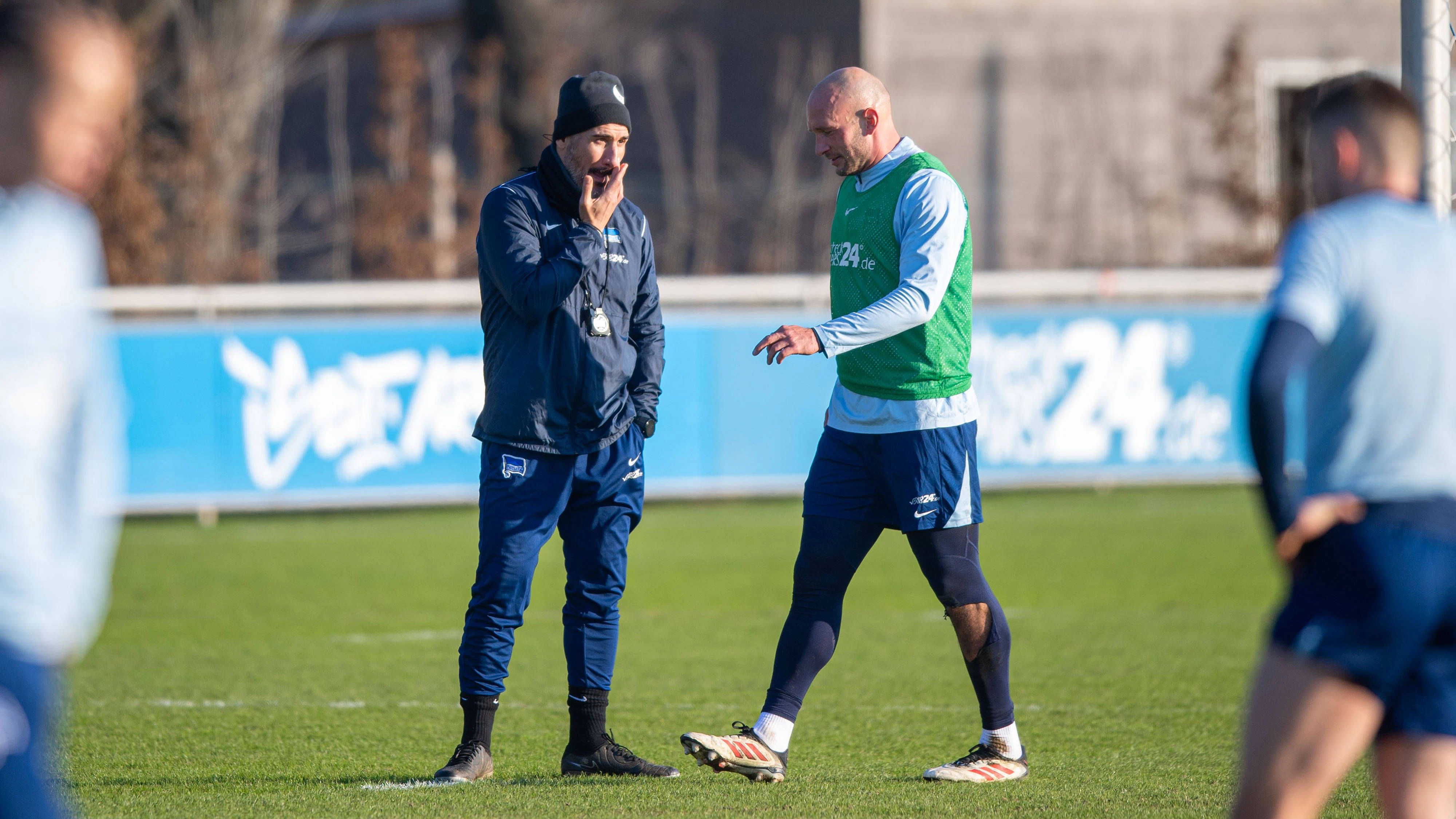 Hertha-Trainer Cristian Fiel spricht im Training mit Toni Leistner.