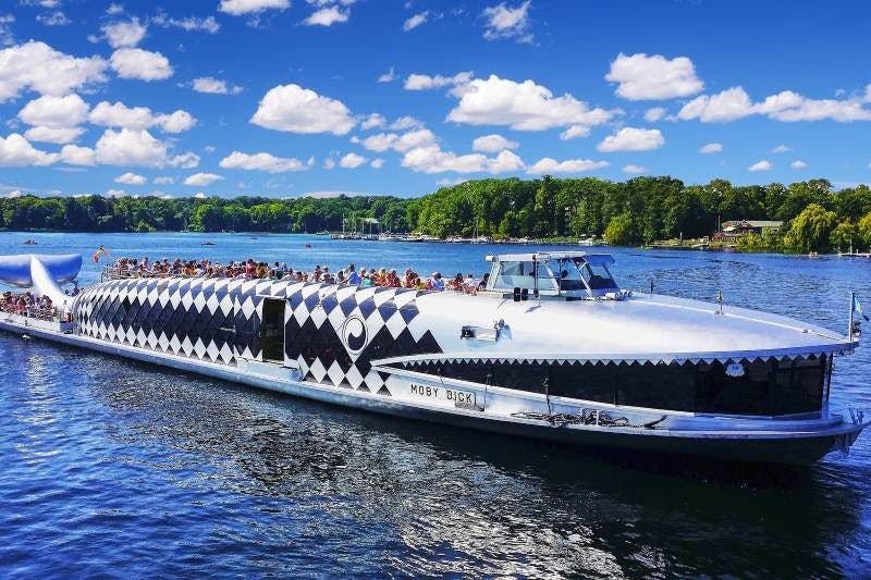 Wie wäre es im Sommer mit einer Schiffstour durch Berlin oder die Seen im Umland mit einem kühlen Getränk und Informationen zu den Highlights am Ufer?