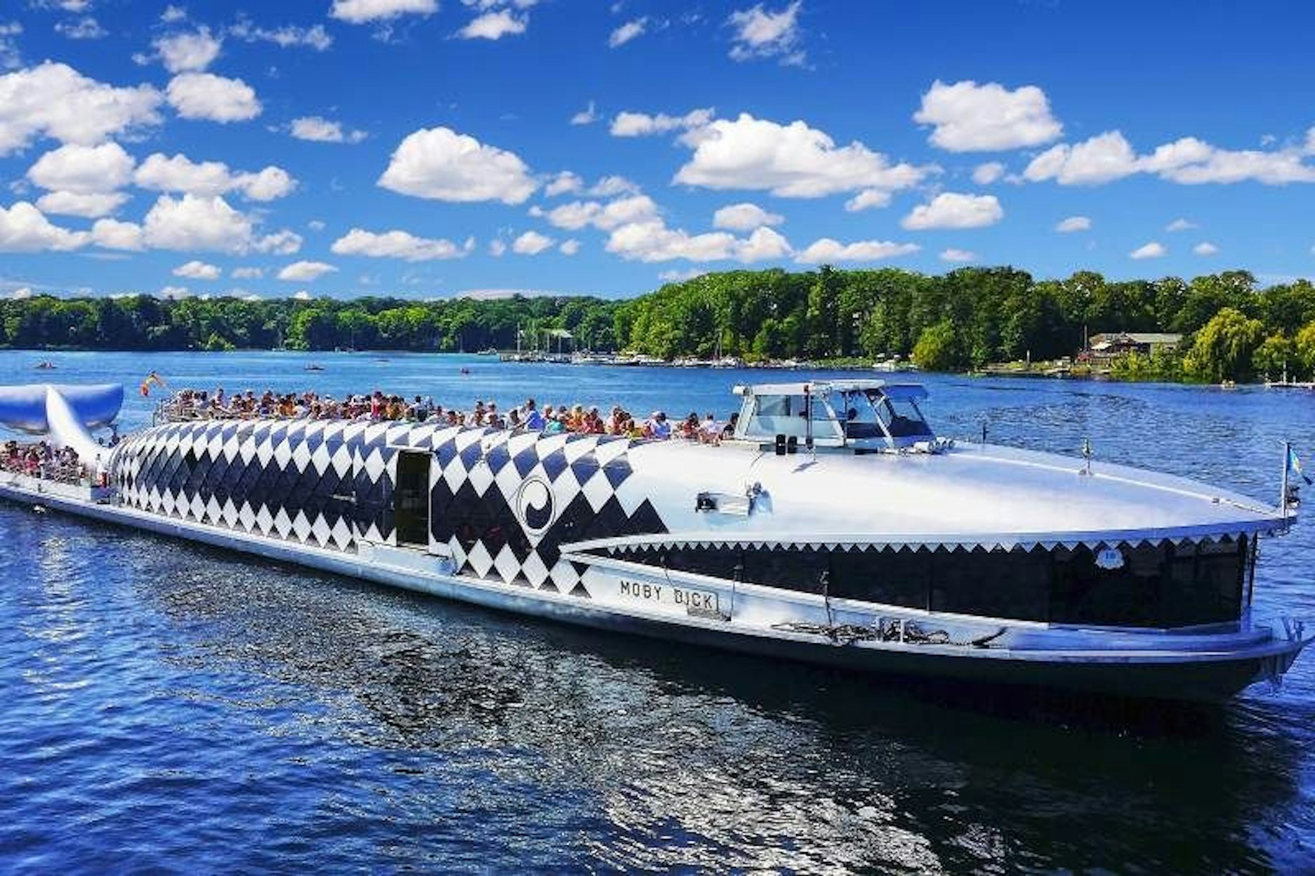 Wie wäre es im Sommer mit einer Schiffstour durch Berlin oder die Seen im Umland mit einem kühlen Getränk und Informationen zu den Highlights am Ufer?