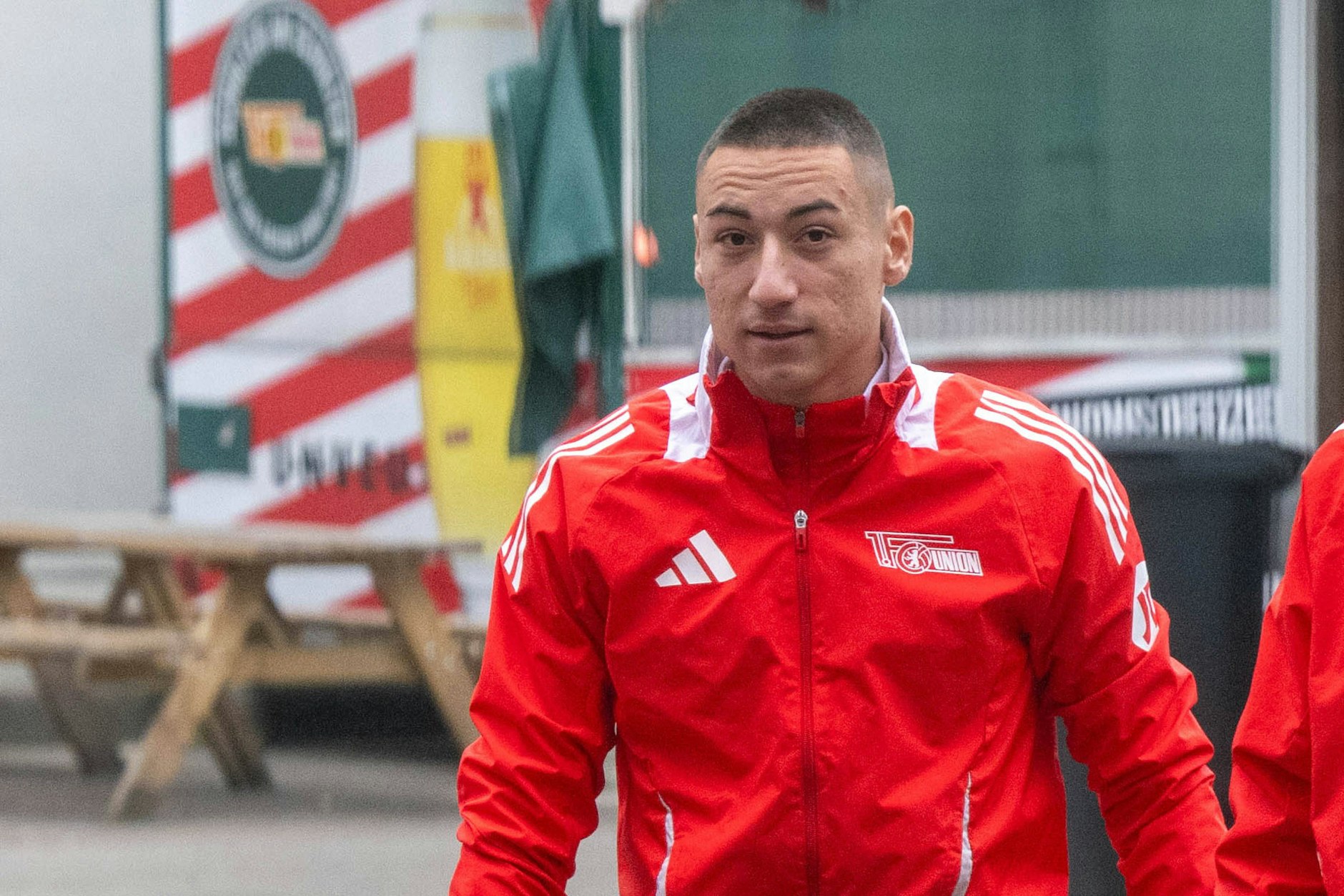 Unions Neuzugang Marin Ljubicic zieht auf dem Weg zum Training die Stirn in Falten.