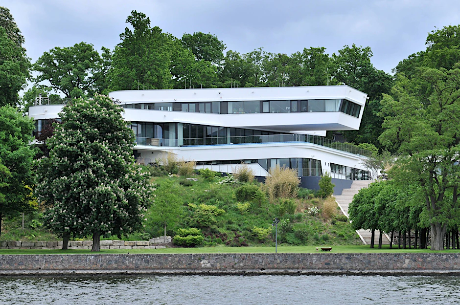 Wie ein Bond-Villa: Das futuristische Millionen-Gebäude am Ufer des Wannsees fällt auf.