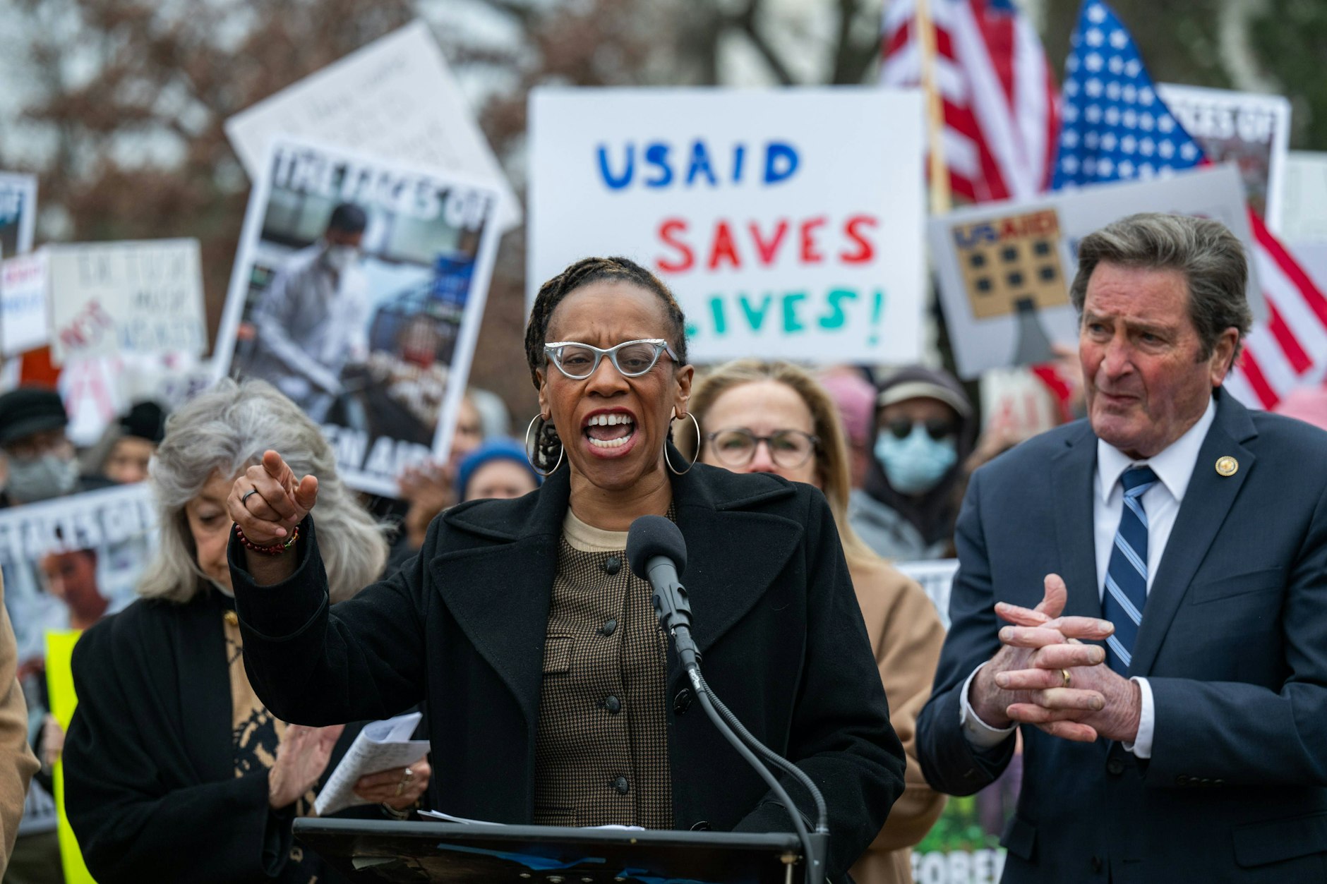 Aufgebrachte Demokraten in den USA: die kalifornische Abgeordnete Lateefah Simon (M.) bei einer Demonstration gegen den USAID-Lockdown vor dem Kapitol in Washington am Mittwoch