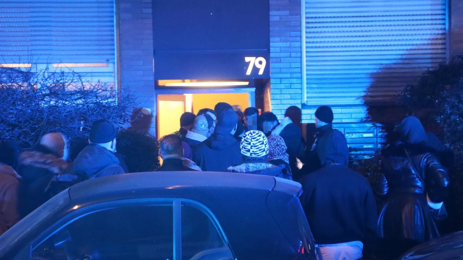 Angehörige der verstornbenen Frau vor dem Haus in der Silbersteinstraße in Neukölln.