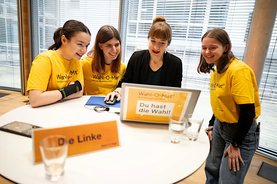 Heidi Reichinnek (2.v.r.), Spitzenkandidatin der Linken zur Bundestagswahl 2025, benutzt den Wahl-O-Mat zur Bundestagswahl 2025.