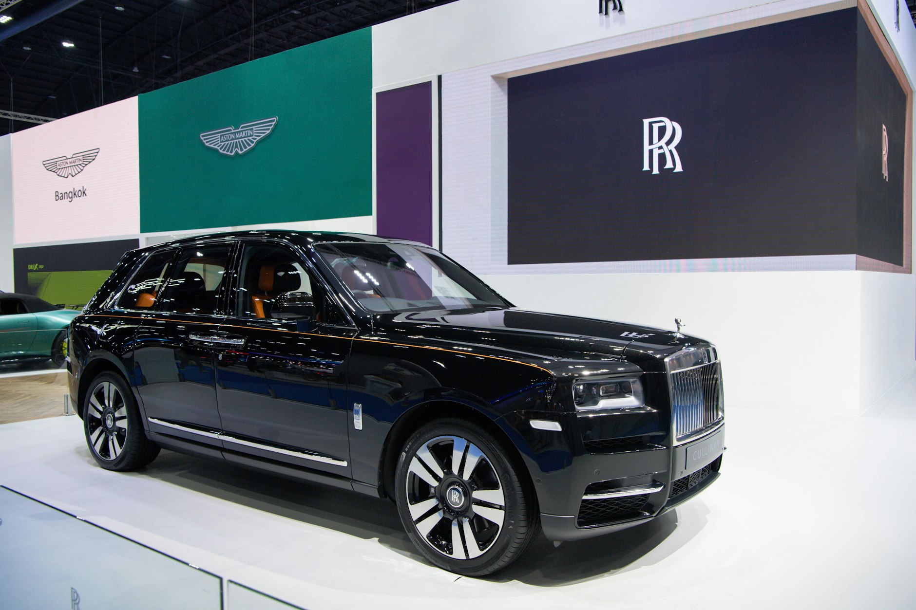 Ein Rolls-Royce Cullinan auf einer Automesse in Bangkok 2023. Um einen solchen Luxuswagen geht es in dem Diebstahls-Streit.