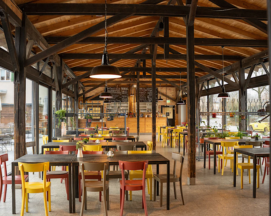 Ländliche Küche auf altem Gutshof: Das Restaurant ist in der historischen Gerätescheune untergebracht, die rundum verglast wurde.