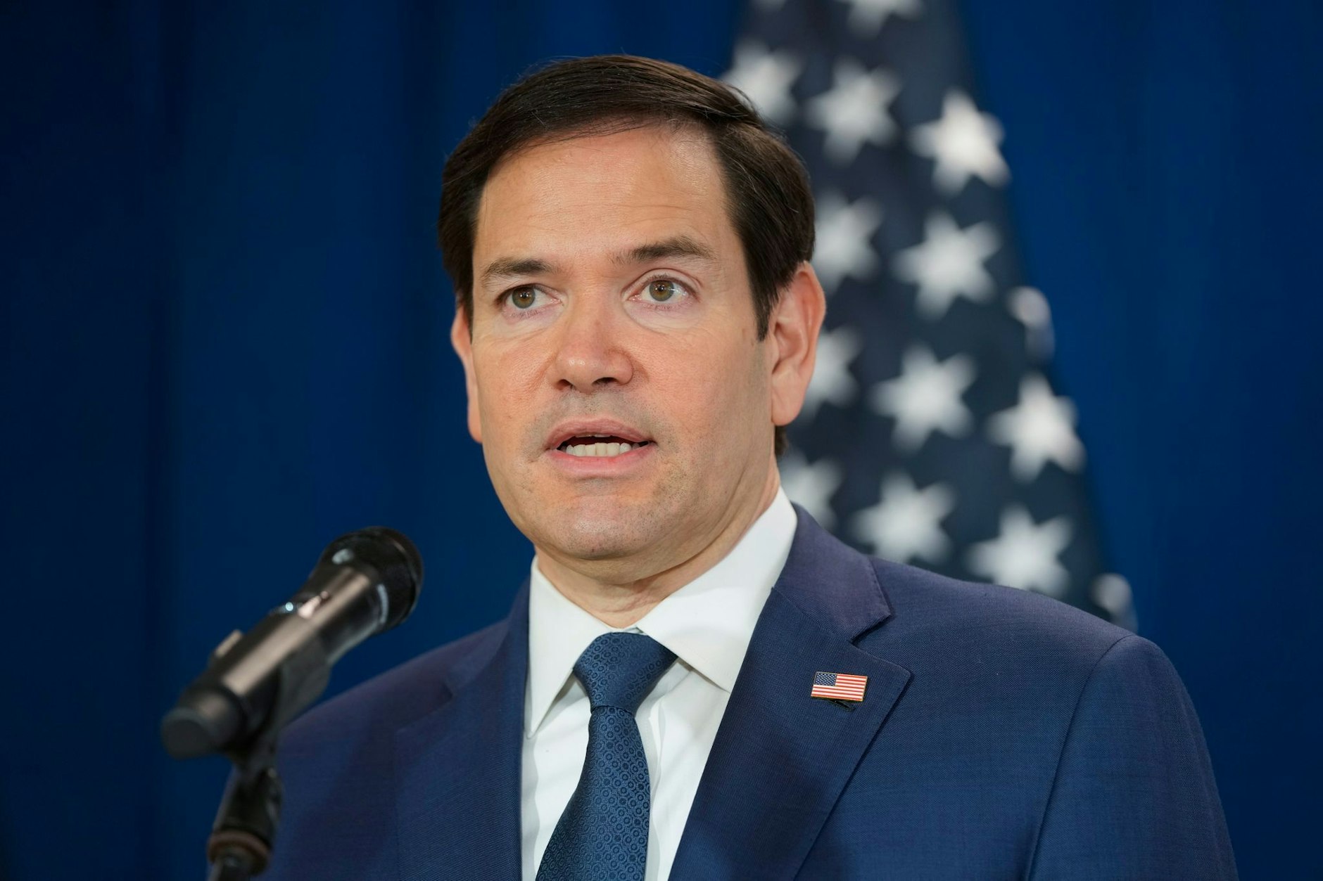 US-Außenminister Marco Rubio spricht zu Reportern.