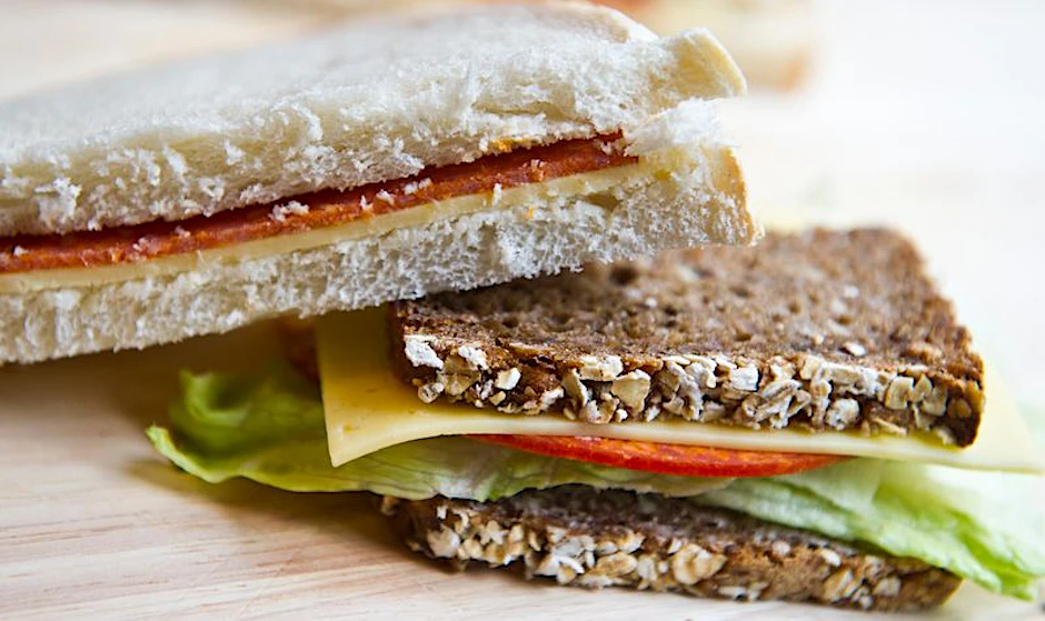 Deutschland liebster Snack: das klassische Butterbrot, hier mit Käse und Salami, klar
