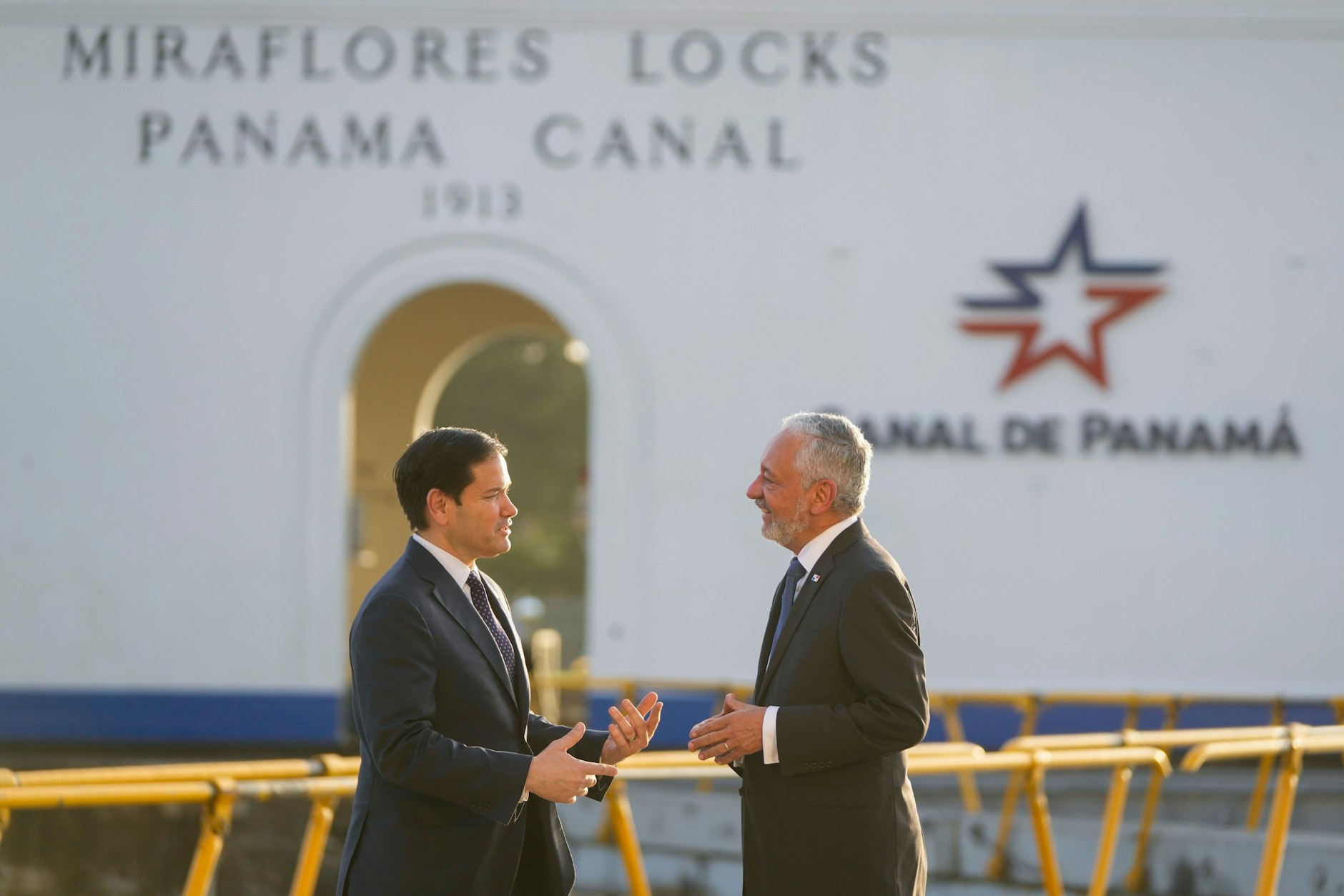 US-Außenminister Marco Rubio (l) und der Administrator der Panamakanalbehörde Ricuarte Vásquez während einer Besichtigung der Miraflores-Schleusen.
