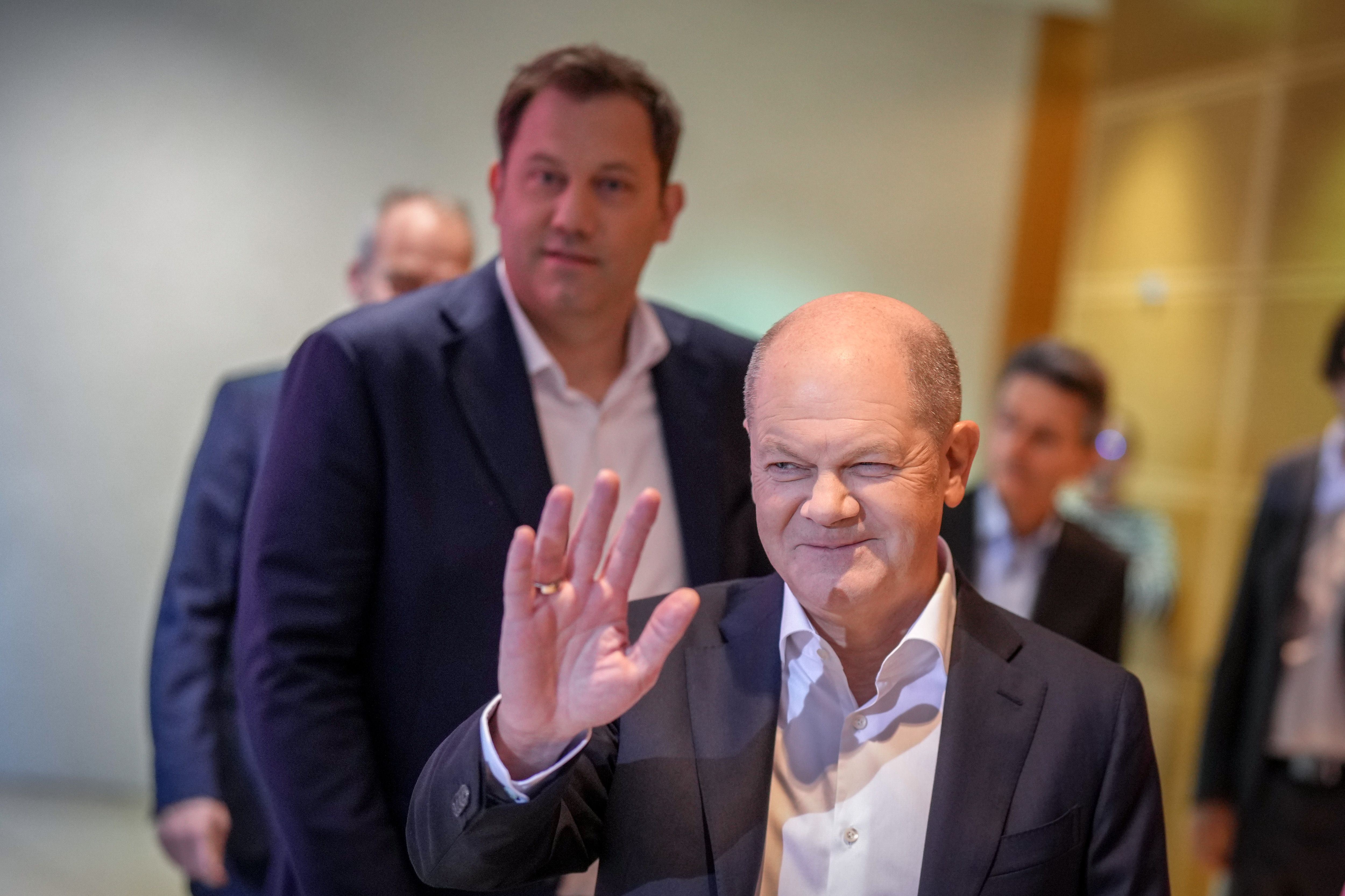 Migrationsrecht: Kanzler Olaf Scholz streckt Hand Richtung CDU/CSU aus und stellt Bedingungen