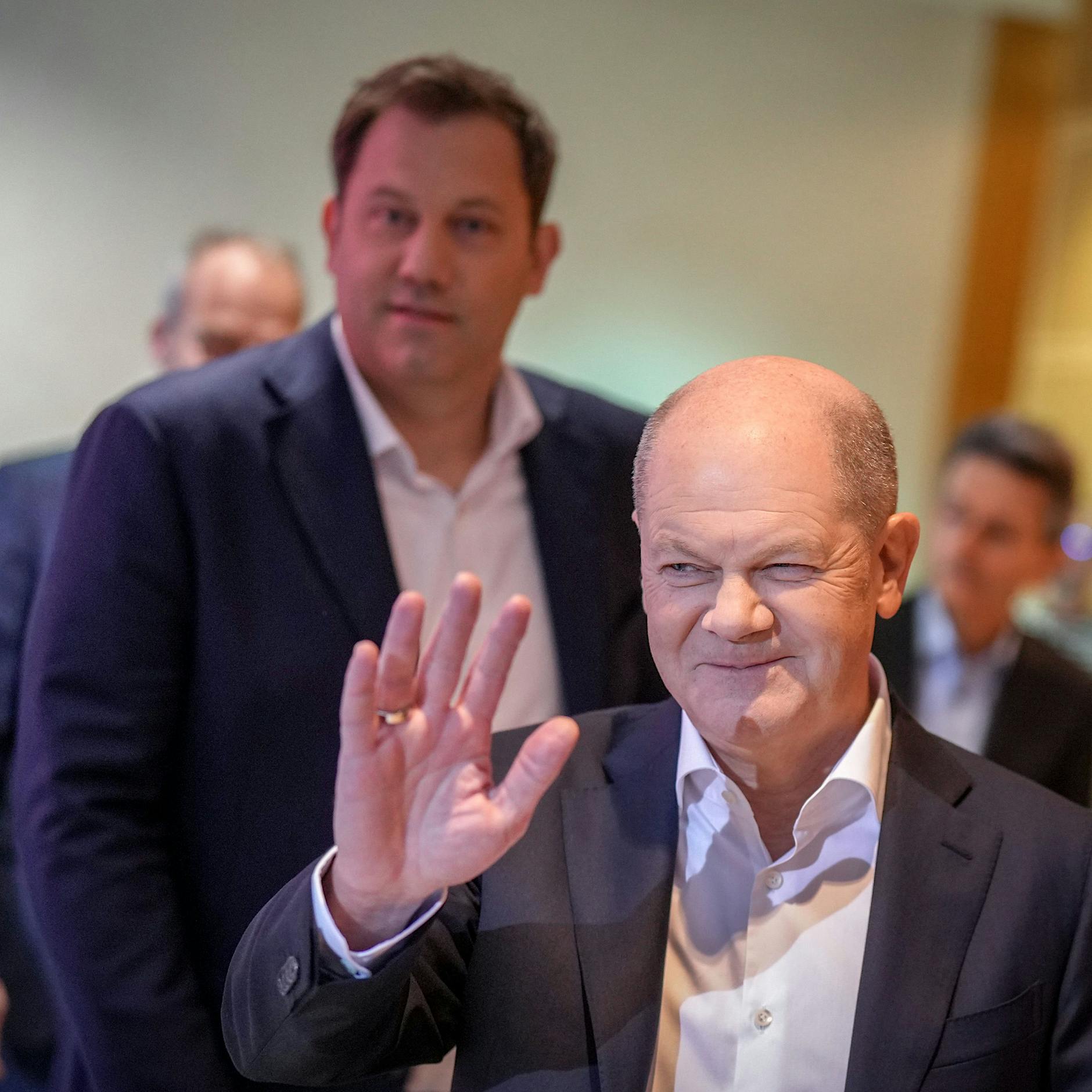 Migrationsrecht: Kanzler Olaf Scholz streckt Hand Richtung CDU/CSU aus und stellt Bedingungen