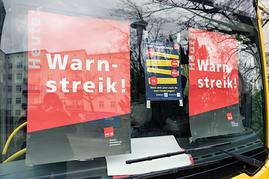 In einem Bus-Fenster steht es deutlich: Warnstreik bei der BVG. Dieser kommt nun am 10. Februar.