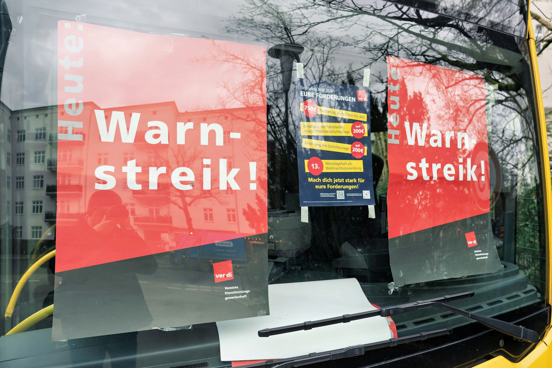In einem Bus-Fenster steht es deutlich: Warnstreik bei der BVG. Dieser kommt nun am 10. Februar.