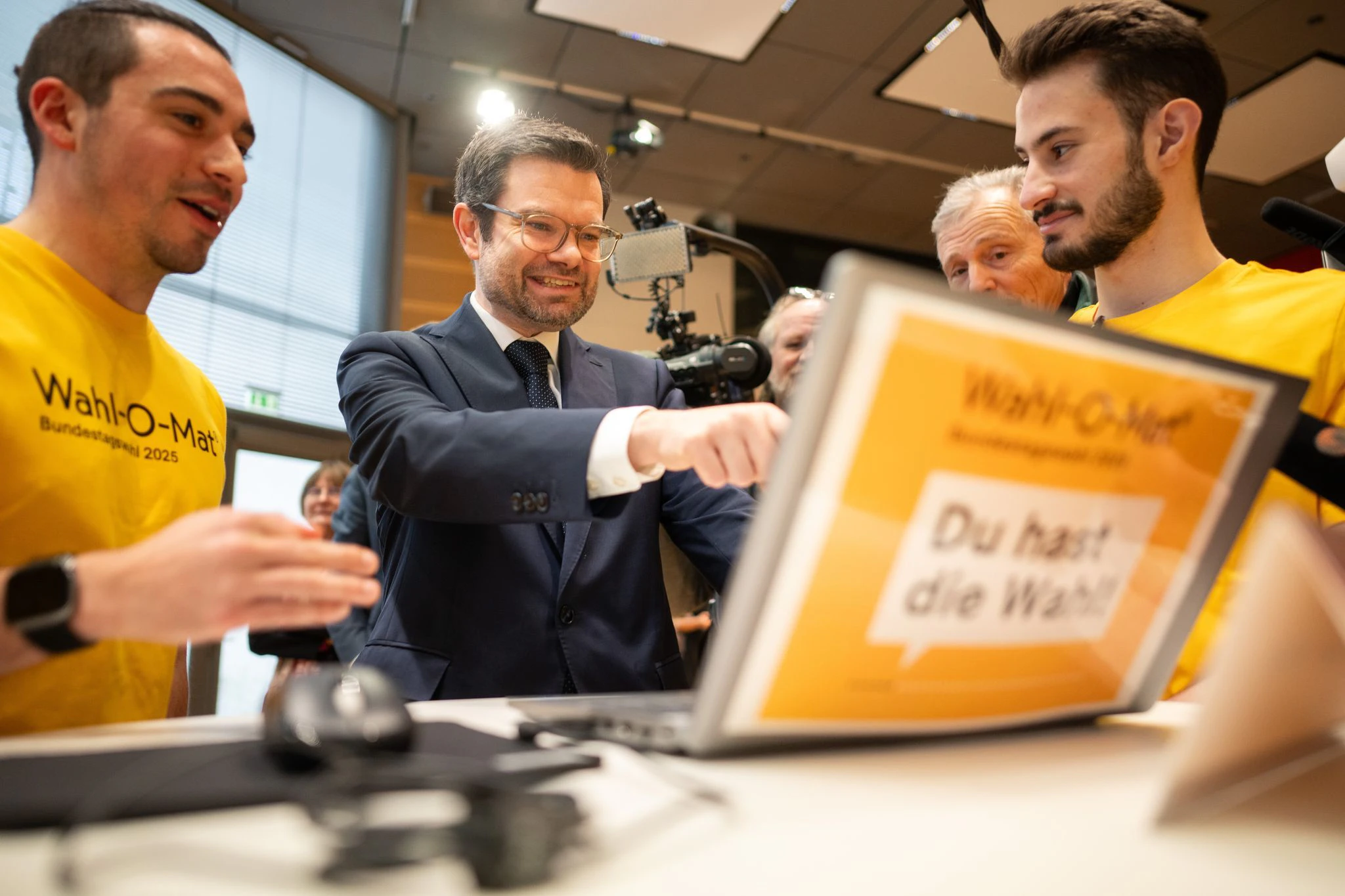 Marco Buschmann (2.v.l.), FDP-Generalsekretär, testet bei der Vorstellung den Wahl-O-Mat zur Bundestagswahl 2025.