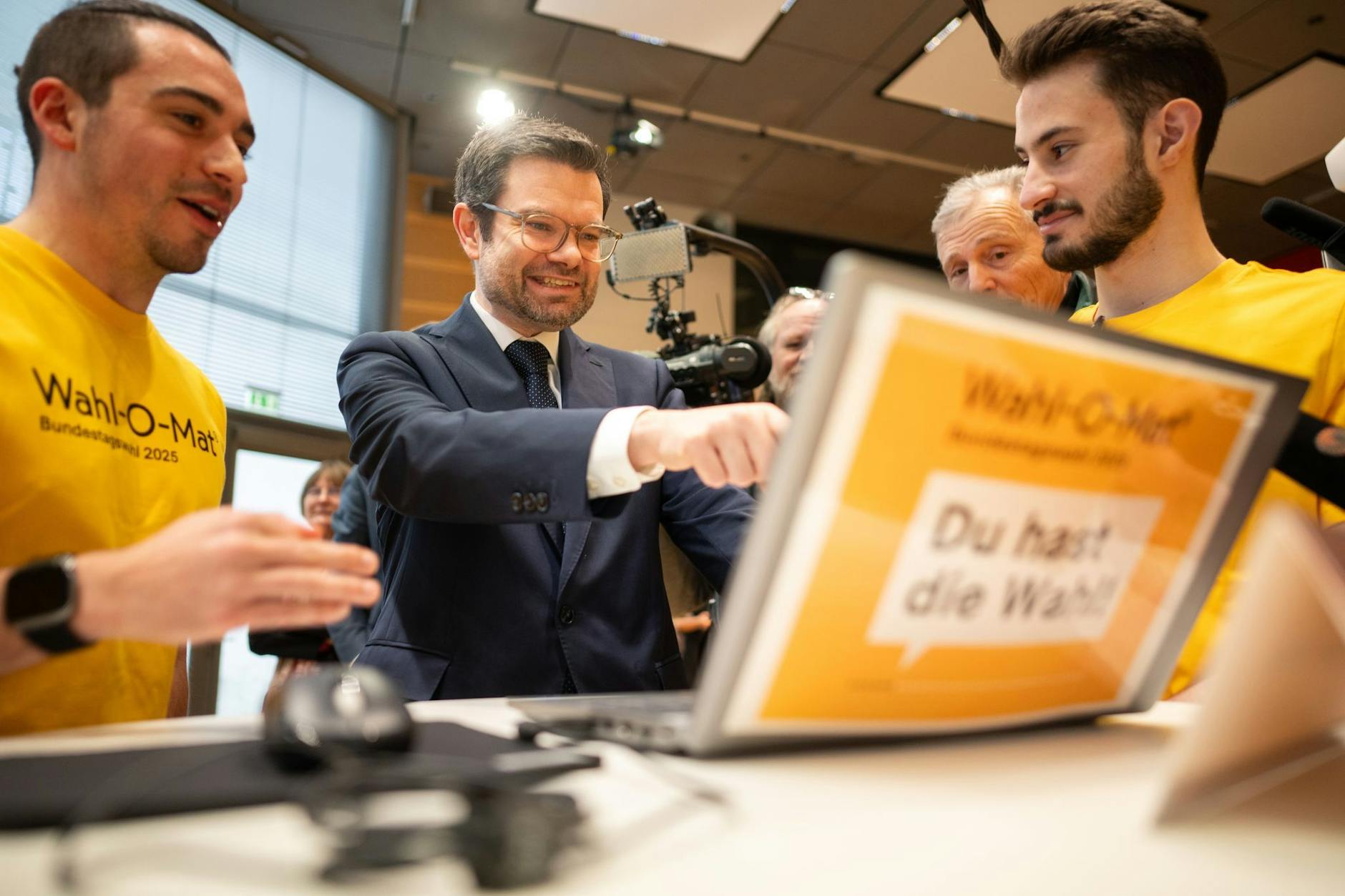 Marco Buschmann (2.v.l.), FDP-Generalsekretär, testet bei der Vorstellung den Wahl-O-Mat zur Bundestagswahl 2025.