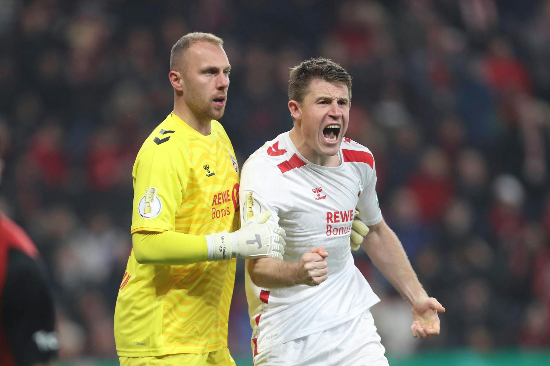 Kölns Torwart Marvin Schwäbe hat mit einem zarten Griff Teil an den Emotionen von Dominique Heintz.