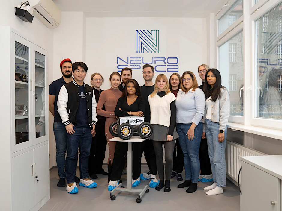 Im Reinlabor wird an einem Rover gearbeitet. Das komplette Labor ist geerdet, damit kein elektrischer Schlag die empfindliche Elektronik beschädigen kann.