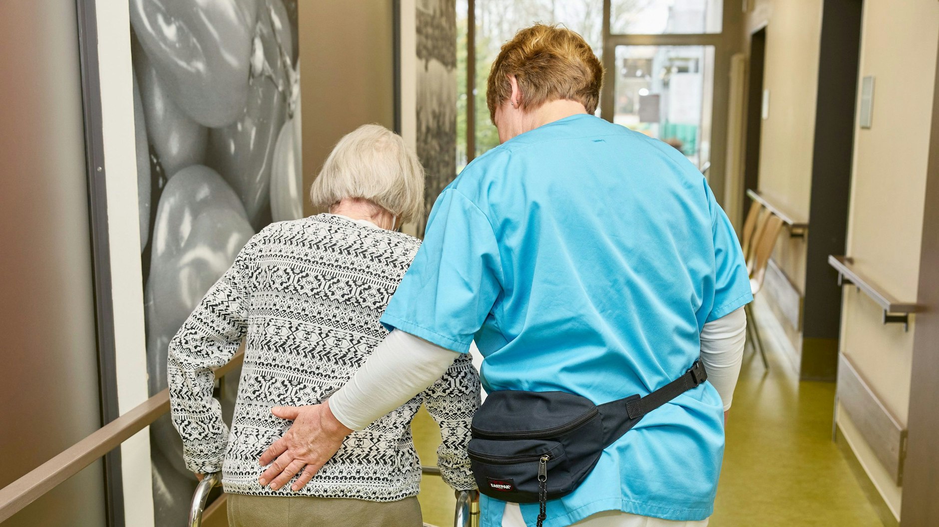Physiotherapeutin mit einer Bewohnerin in einem Pflegeheim.