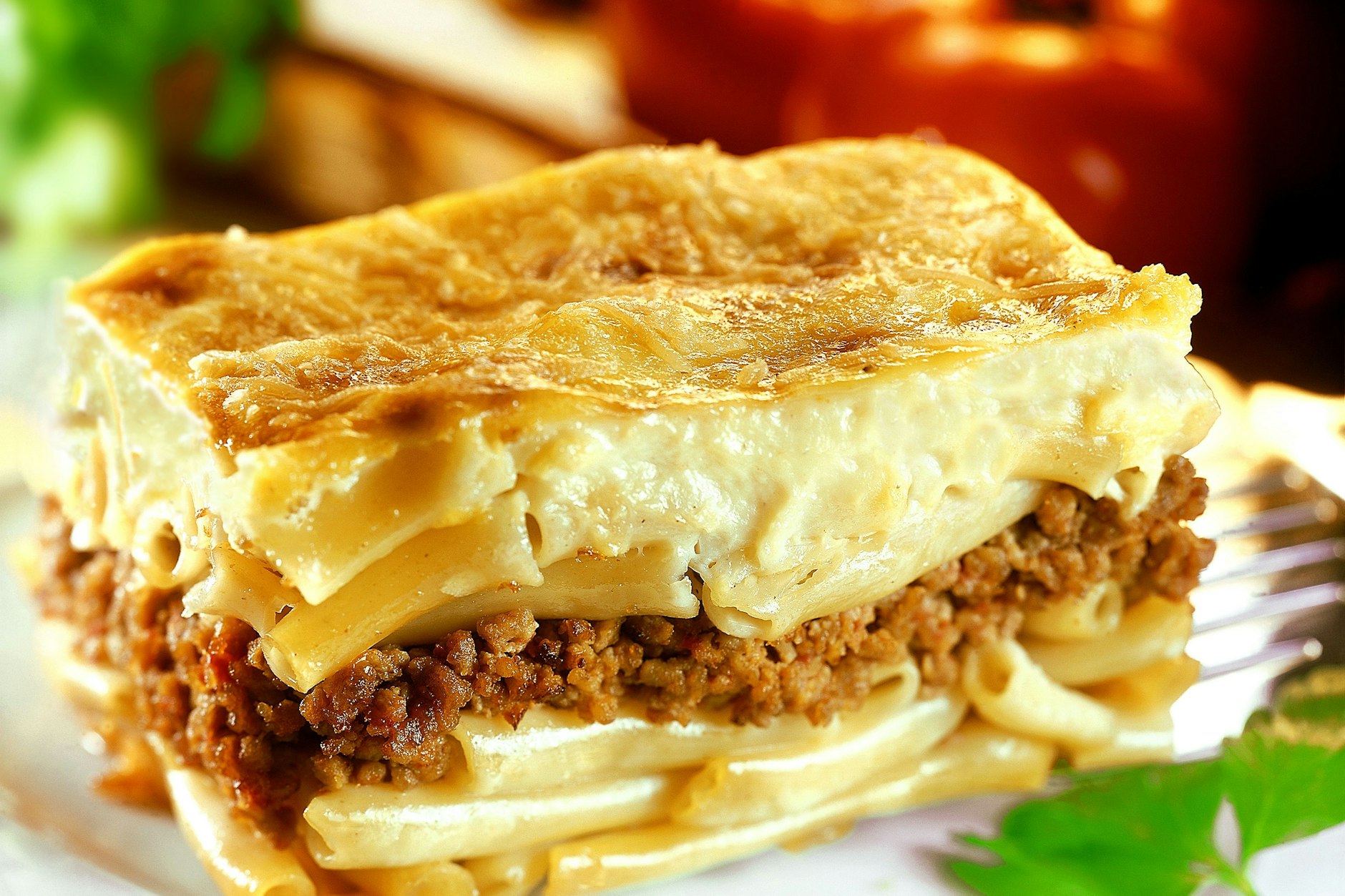 Der Nudel-Auflauf Pastitsio ist die griechische Variante der Lasagne und wird in Griechenland gerne im Winter gegessen.
