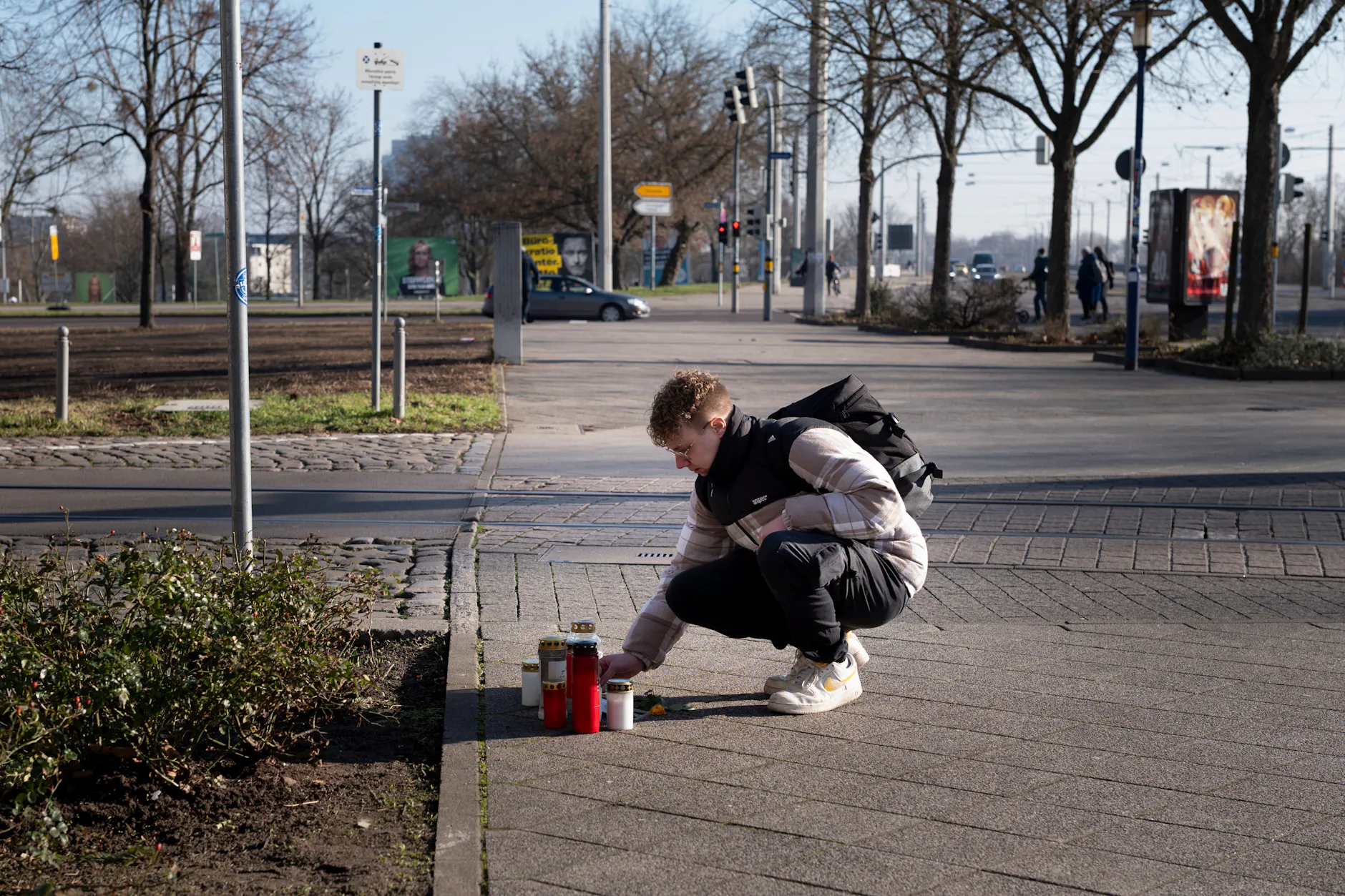 Magdeburg nach der Amokfahrt: Der Ersthelfer Phillip Peplau legt einen Teddy an die Stelle, an der eine Frau in seinen Armen verstarb.
