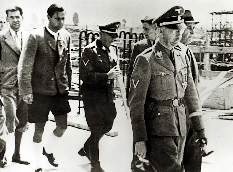 Heinrich Himmler (vorne rechts) ordnete im Jahr 1941 an, Bordelle für zivile Zwangsarbeiter im Nationalsozialismus zu errichten.