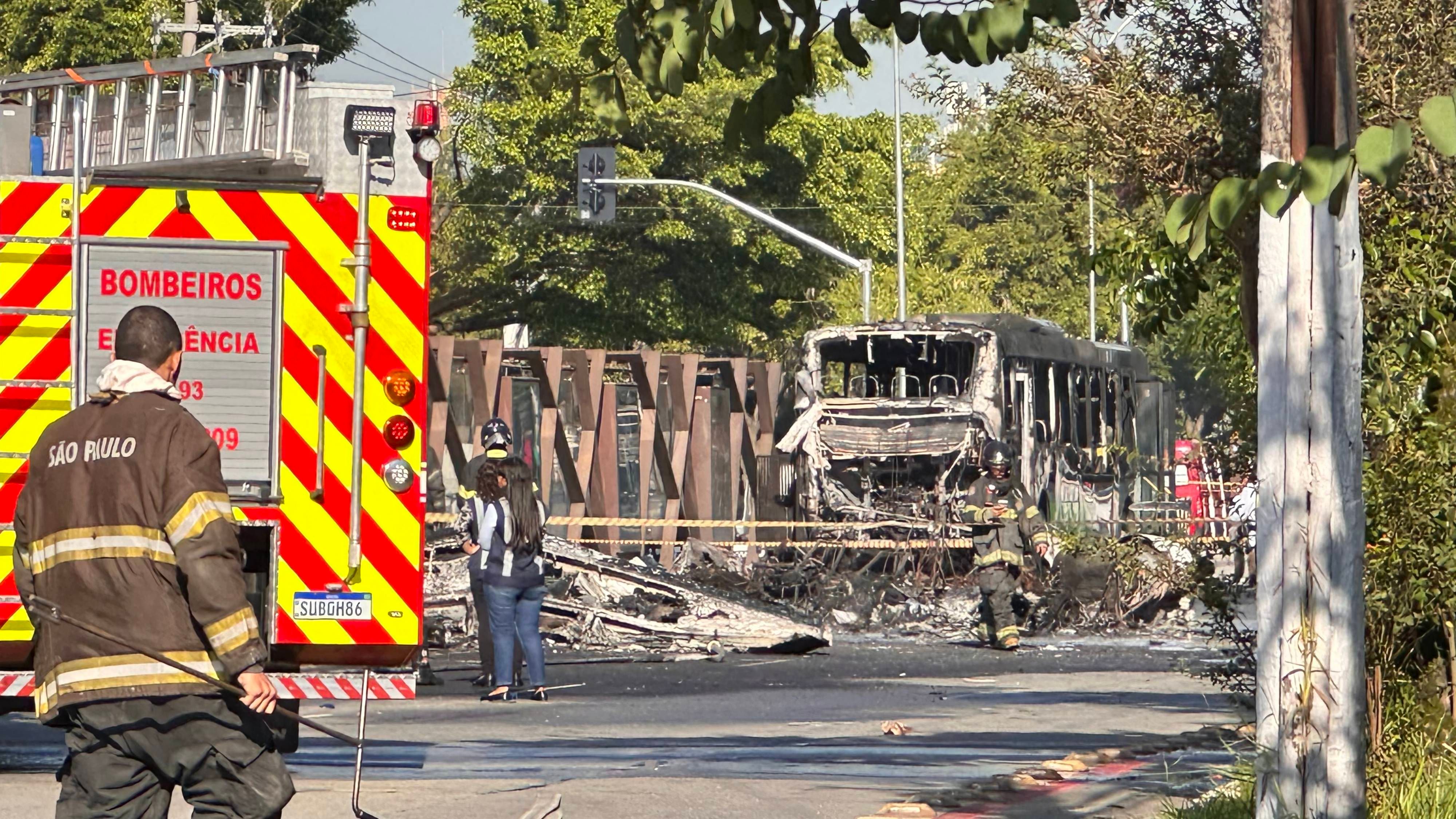 Horror-Crash auf Hauptstraße: Flugzeug stürzt bei Notlandung in Bus!
