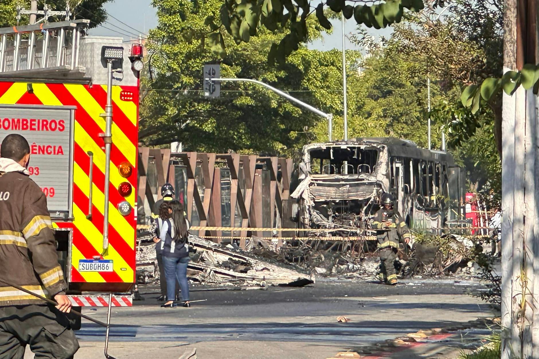 Der Bus ging sofort in Flammen auf, als das Kleinflugzeug auf die viel befahrene Straße krachte.