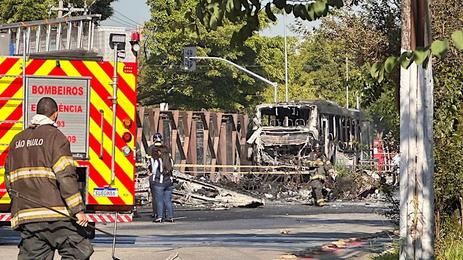 Der Bus ging sofort in Flammen auf, als das Kleinflugzeug auf die viel befahrene Straße krachte.
