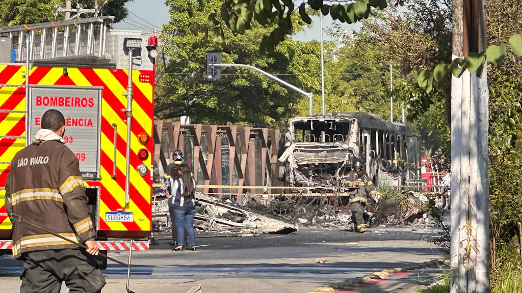 Horror-Crash auf Hauptstraße: Flugzeug stürzt bei Notlandung in Bus!