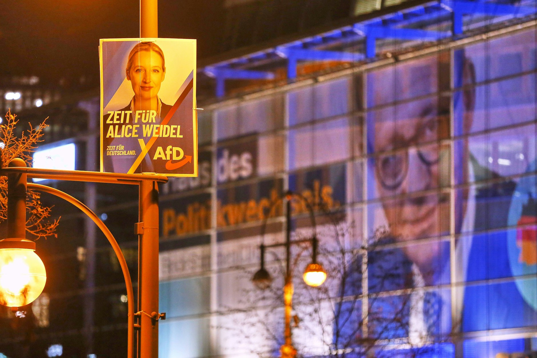 Die CDU-Zentrale wirbt mit einem überlebensgroßen Bild des Kanzlerkandidaten Friedrich Merz, davor hängt ein Plakat der AfD-Kandidatin Alice Weidel. Wählerinnen und Wähler finden beide mehrheitlich inkompetent.
