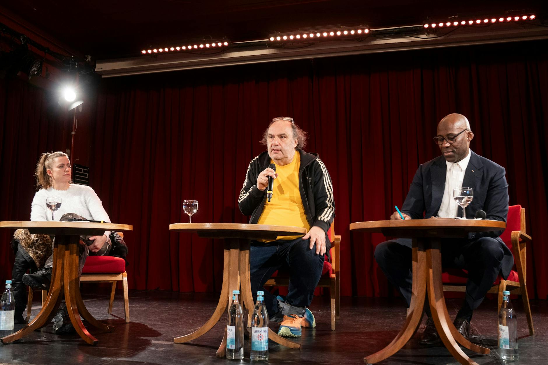 Berlins Kultursenator Joe Chialo (r., CDU) stellt während einer Pressekonferenz Matthias Lilienthal (M.) als neuen Intendanten der Volksbühne vor. Links sitzt die Choreografin Florentina Holzinger, die an das neue Artistic Board der Volksbühne berufen wird.